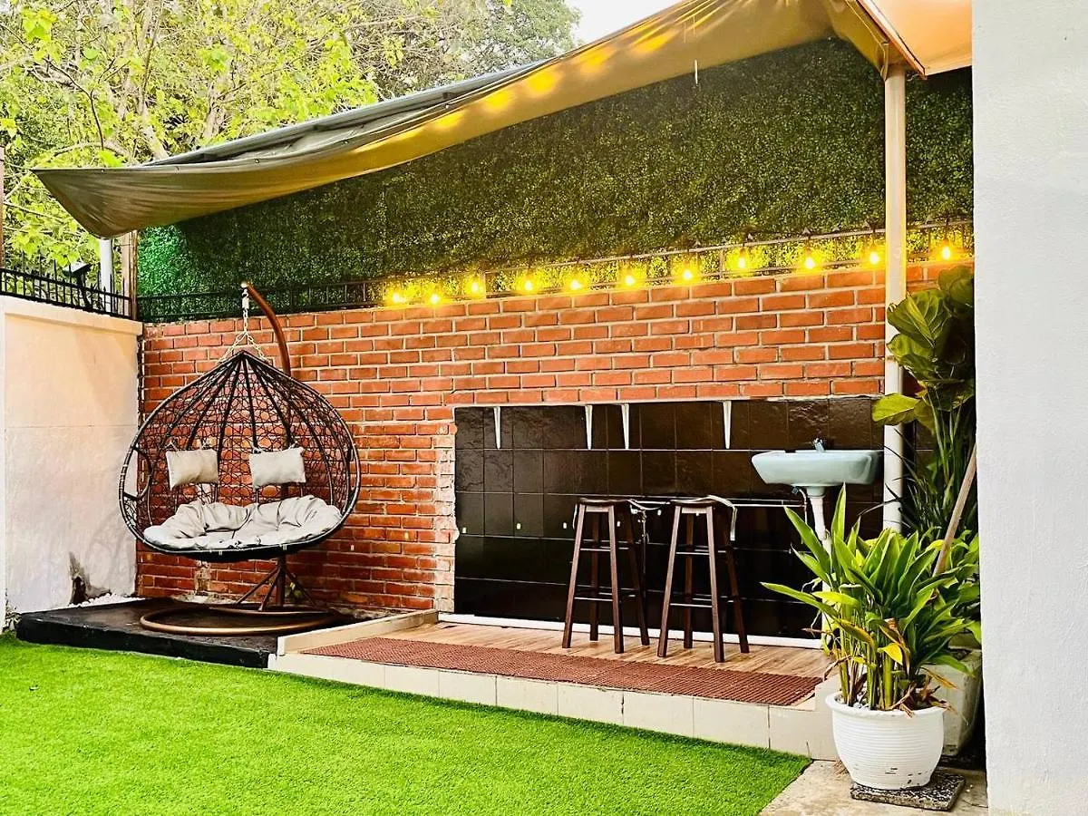 Riverside Botanical Retreat + Nature-Surround Pool +Bbq Patio! Villa George Town